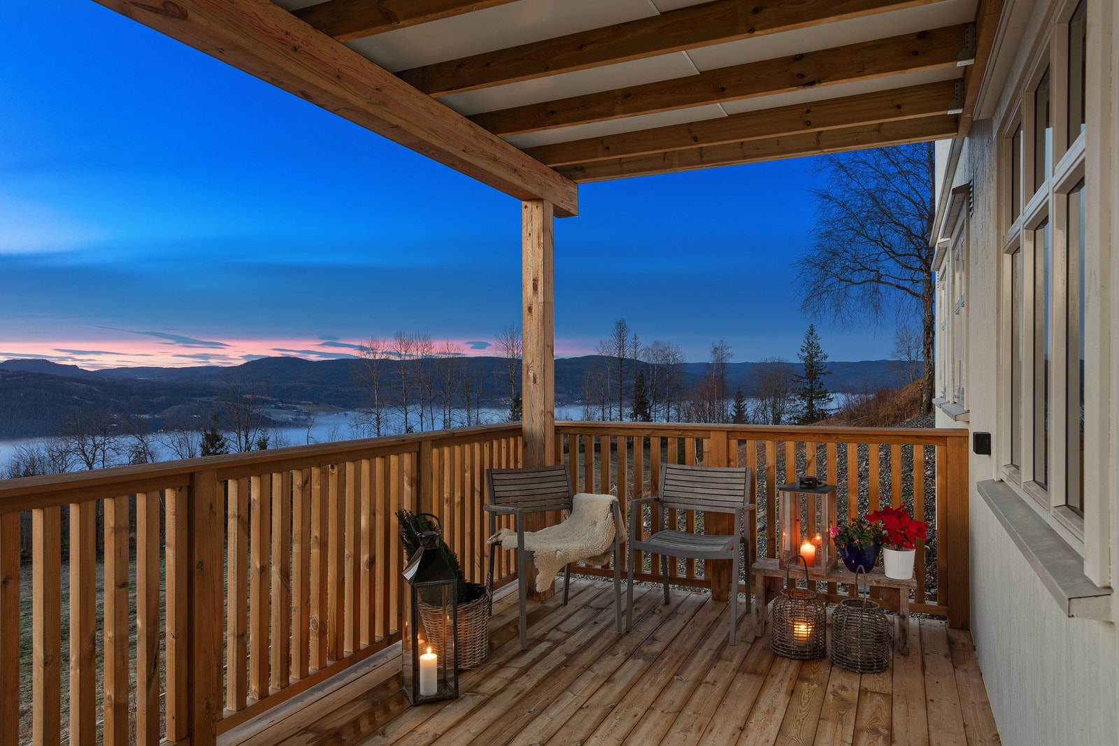 Det er montert stikkontakt og belysning i tilknytning til terrassen ved gang. Galleribilde