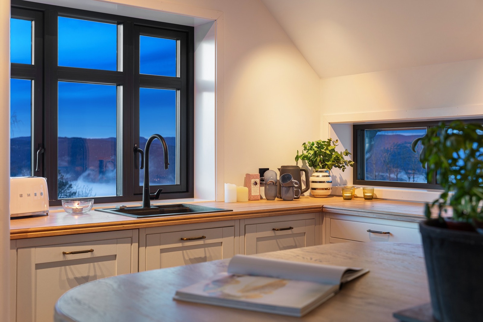 Innredningen har et lekkert uttrykk med stramt profilerte fronter og heltre benkeplate i eik med skyllekum. Galleribilde