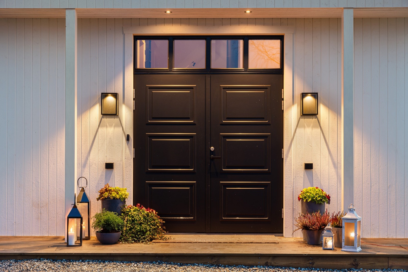 Velkommen inn! Det vakre overbygde inngangspartiet er utstyrt med en tofløyet ytterdør i lakkert tre. Galleribilde