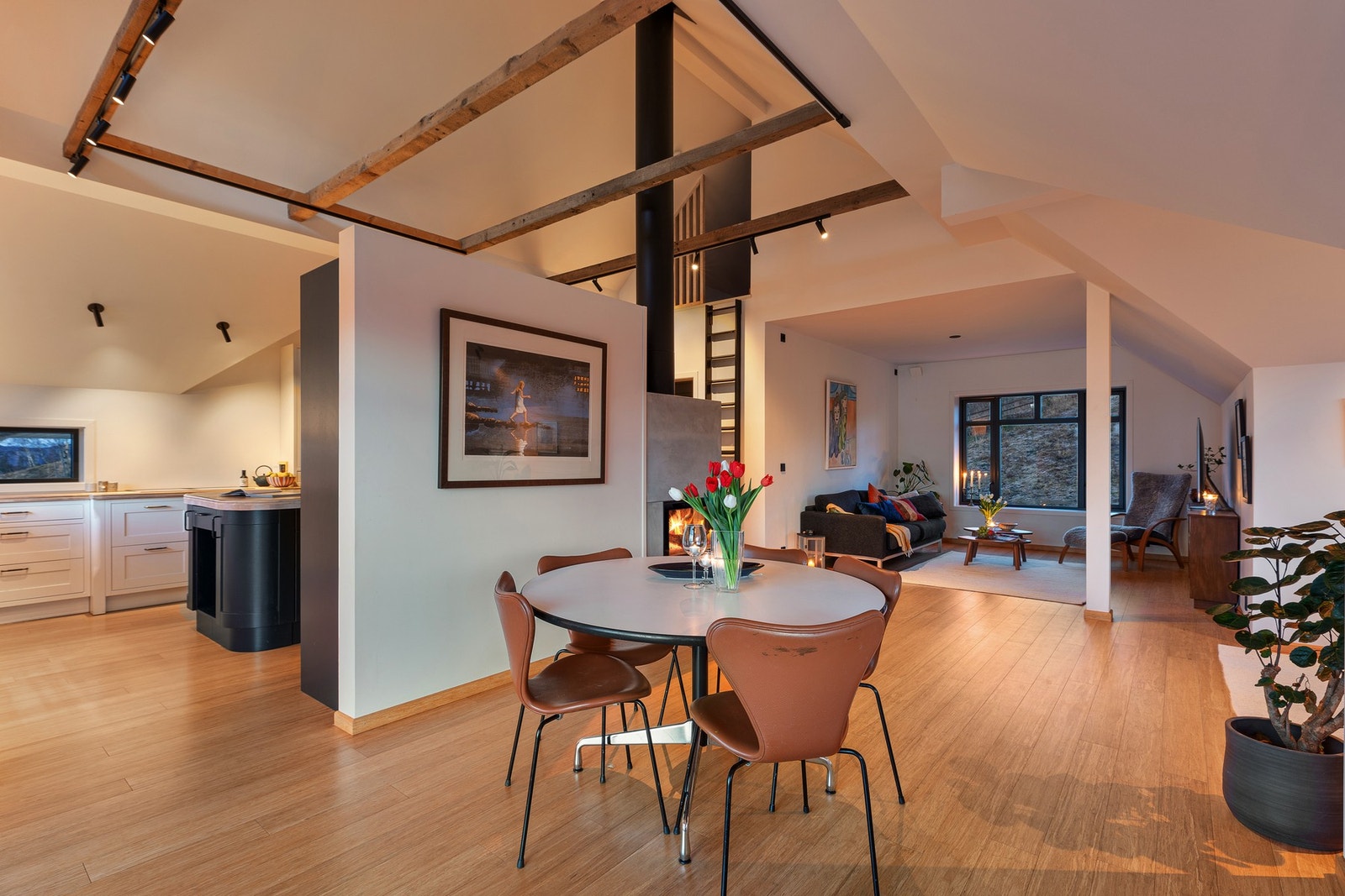 Takhøyde i stue/kjøkken er målt til behagelige ca. 4,7 meter under mønet. Galleribilde