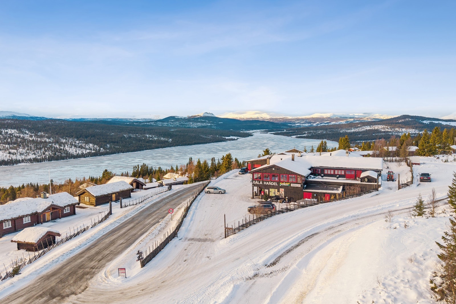 Nærmeste dagligvare er Joker Gålå, kun 3,9 km unna for praktiske innkjøp. Galleribilde