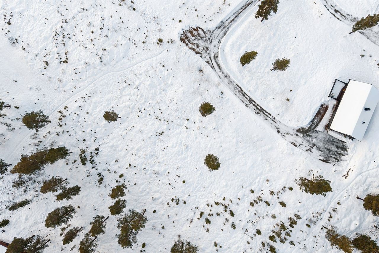 Fra luften ser man tomtens form og plassering i forhold til adkomstveien. Galleribilde