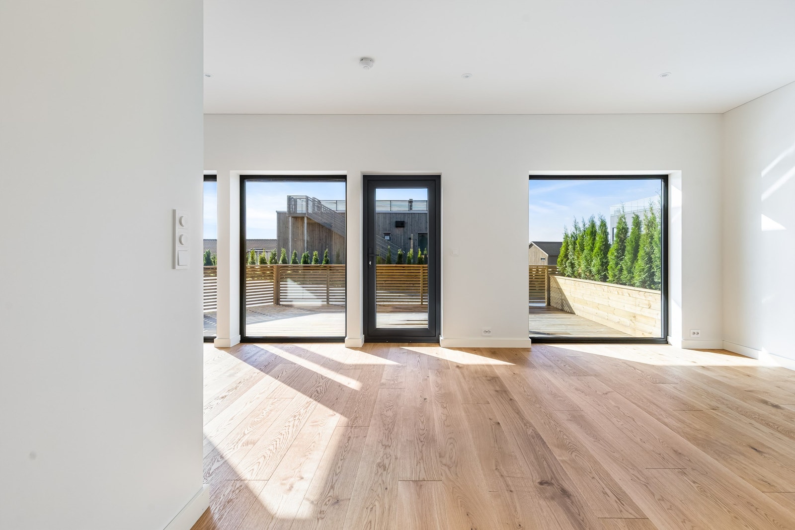 Veien i front er en blindvei og går videre opp til tre boenheter. Galleribilde