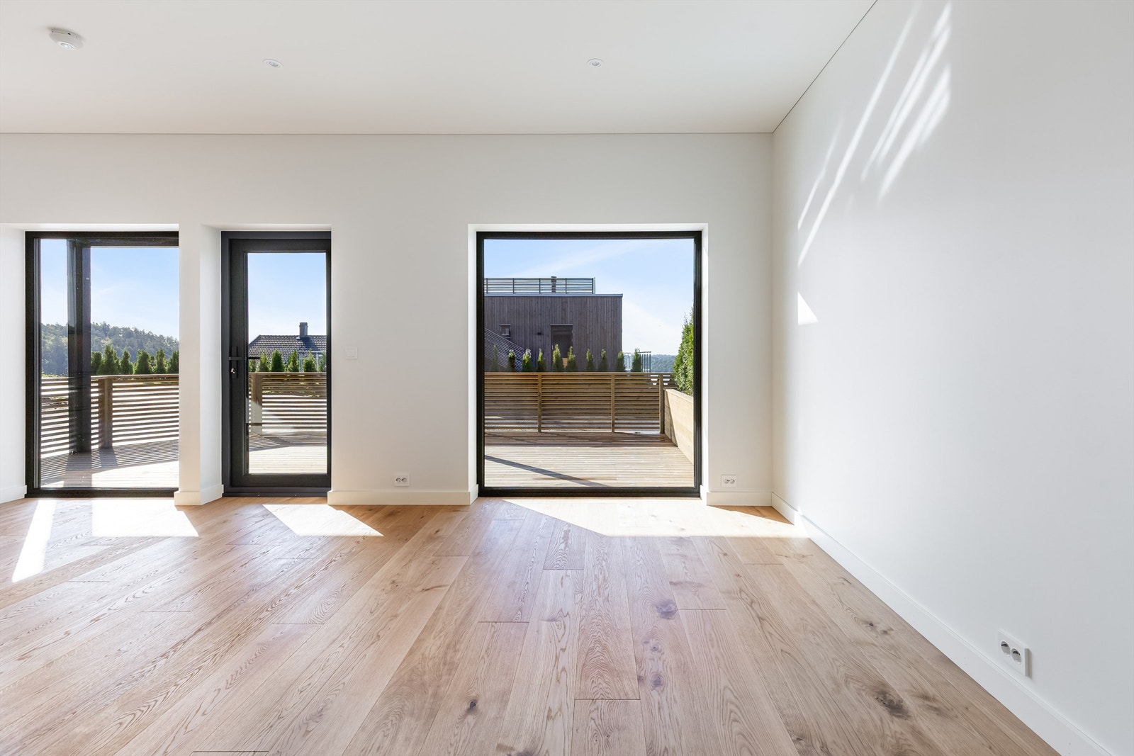 Stue med litt sjøgløtt og store vindusflater. Galleribilde