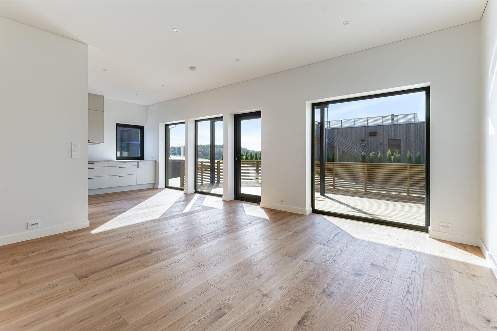 Stor stue med åpen løsning til kjøkken. Galleribilde