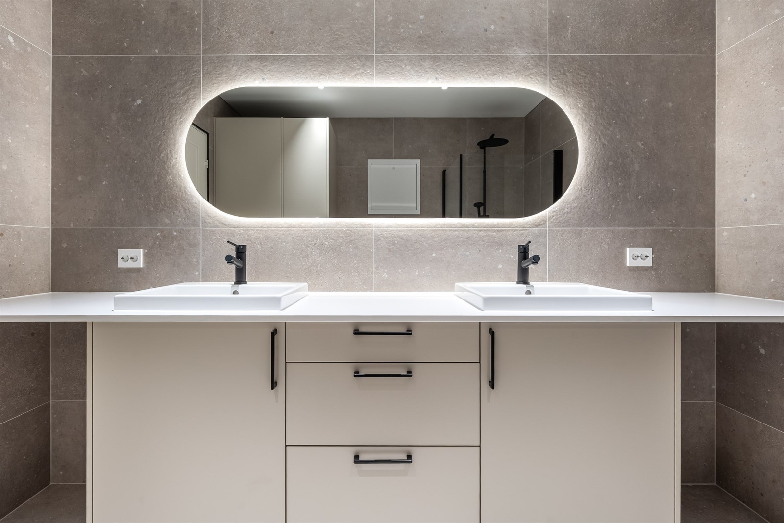 Baderom med dobbel vask og flotte fliser. Galleribilde