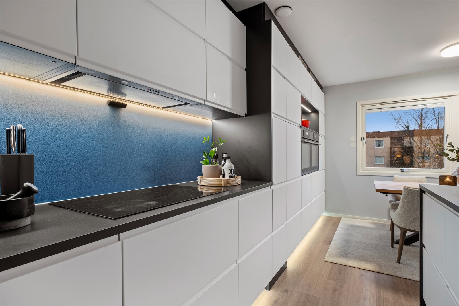 Nydelig IKEA-kjøkken fra 2019 med integrert stekeovn, platetopp, oppvaskmaskin, kjøleskap og fryser. Galleribilde