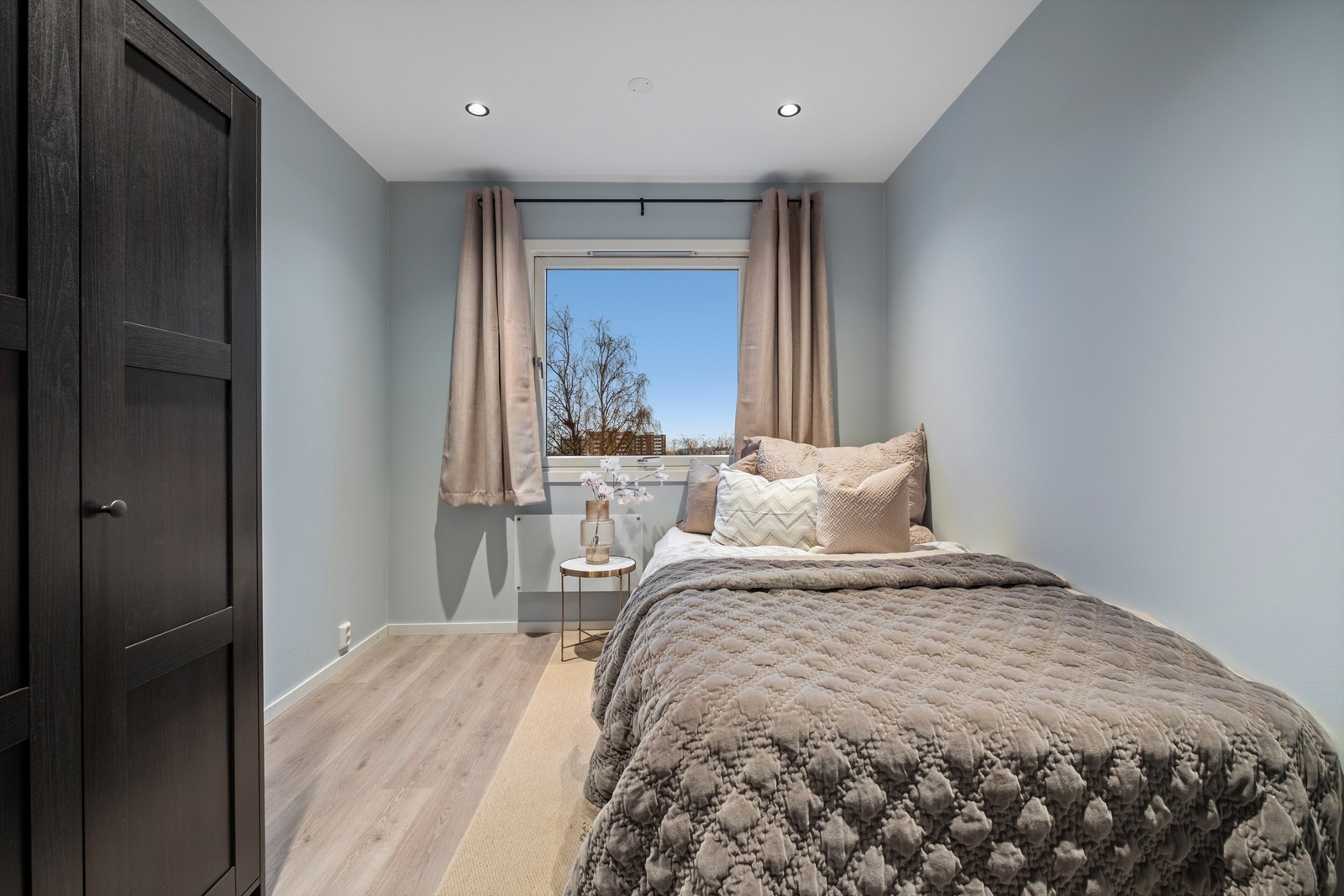 Et av to romslige soverom på 8 kvm. Galleribilde