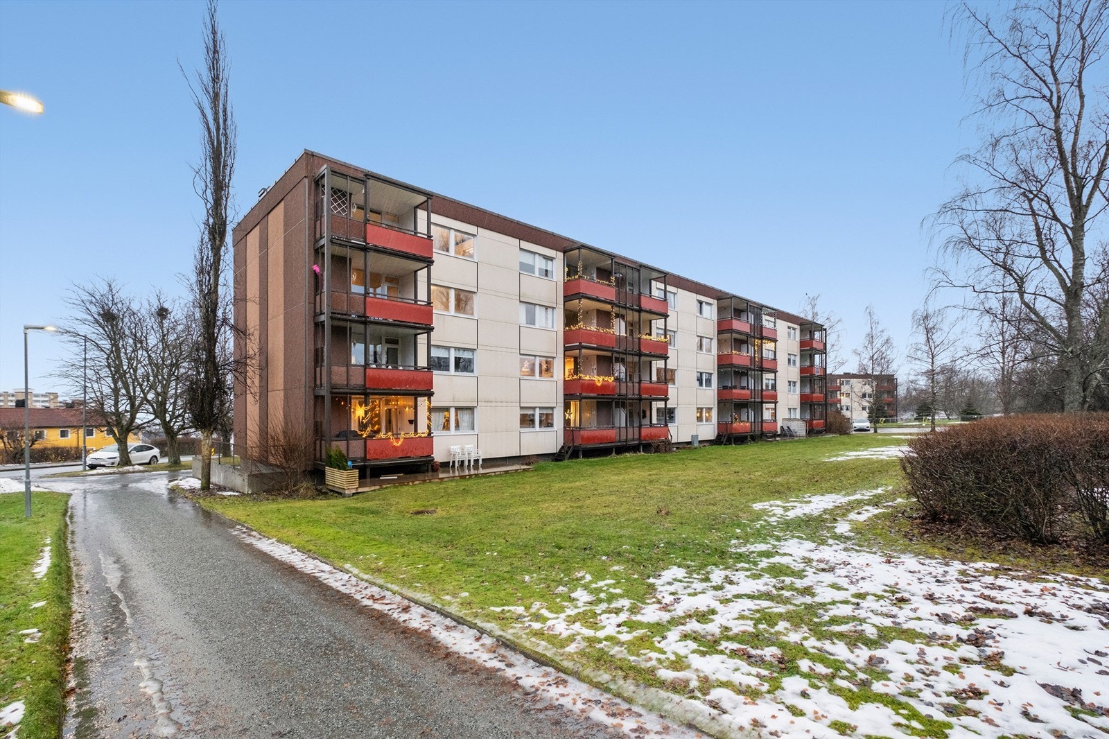 I gangavstand fra leiligheten har du de fleste fasiliteter som dagligvarebutikker, restauranter og bakeri. Den nærmeste dagligvarebutikken har man ved Bunnpris Gourmet som har et bredt utvalg av varer og ferskvareavdeling. Galleribilde