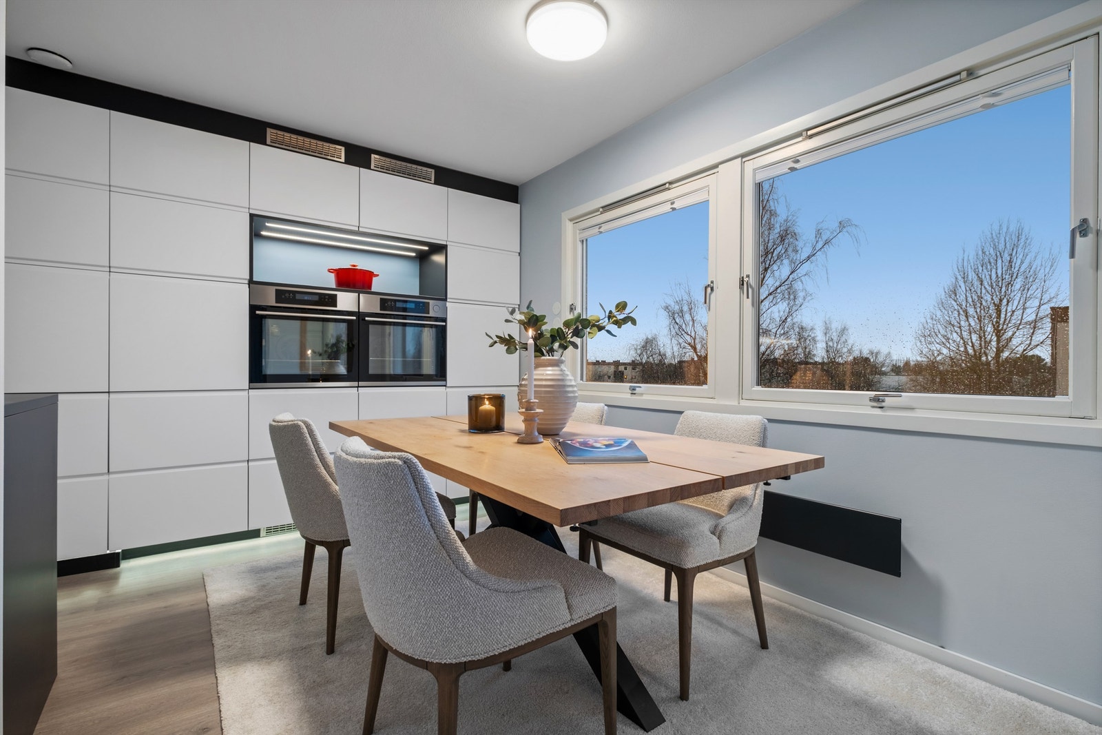 Kjøkkenet ligger naturlig tilbaketrukket fra stuen og har god plass til spisegruppe. Galleribilde