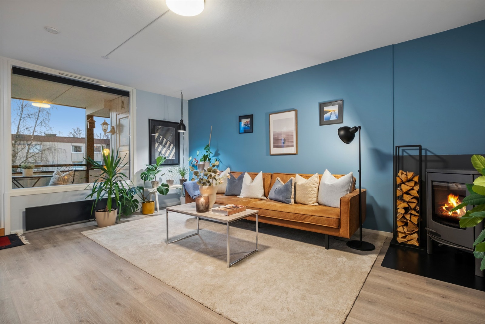 Boligen er gjennomgående lys og luftig med utstrakte vindusflater som sikrer rikelig med naturlig dagslys. Galleribilde