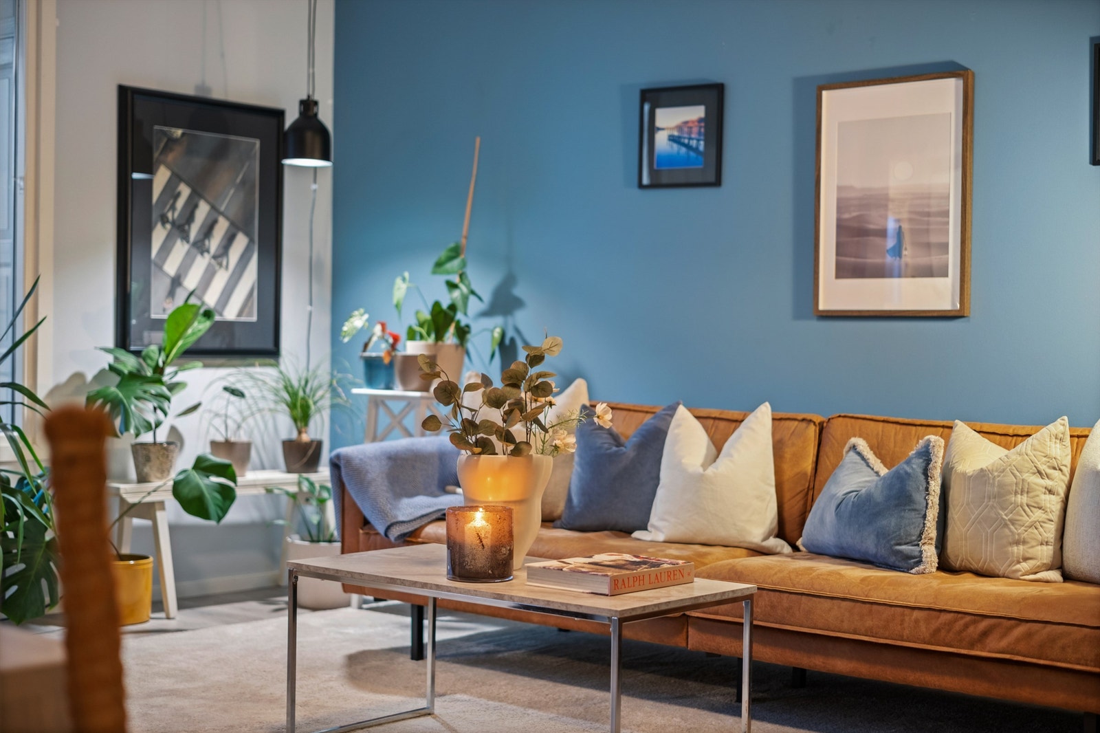 Stue- og kjøkkenarealet måler til sammen romslige 36,5 kvm og har god plass til både sofagruppe med tilhørende TV-møblement og spisegruppe. Galleribilde