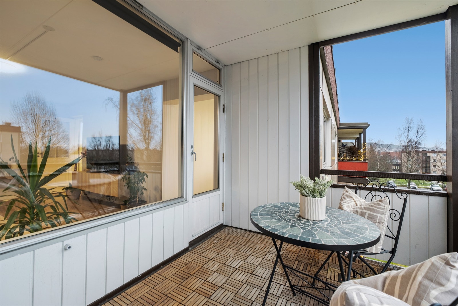 Fra stuen har man direkte utgang til en overbygd veranda på 7 kvm med god plass til ønsket utemøblement samt gode sol- og utsiktsforhold. Galleribilde