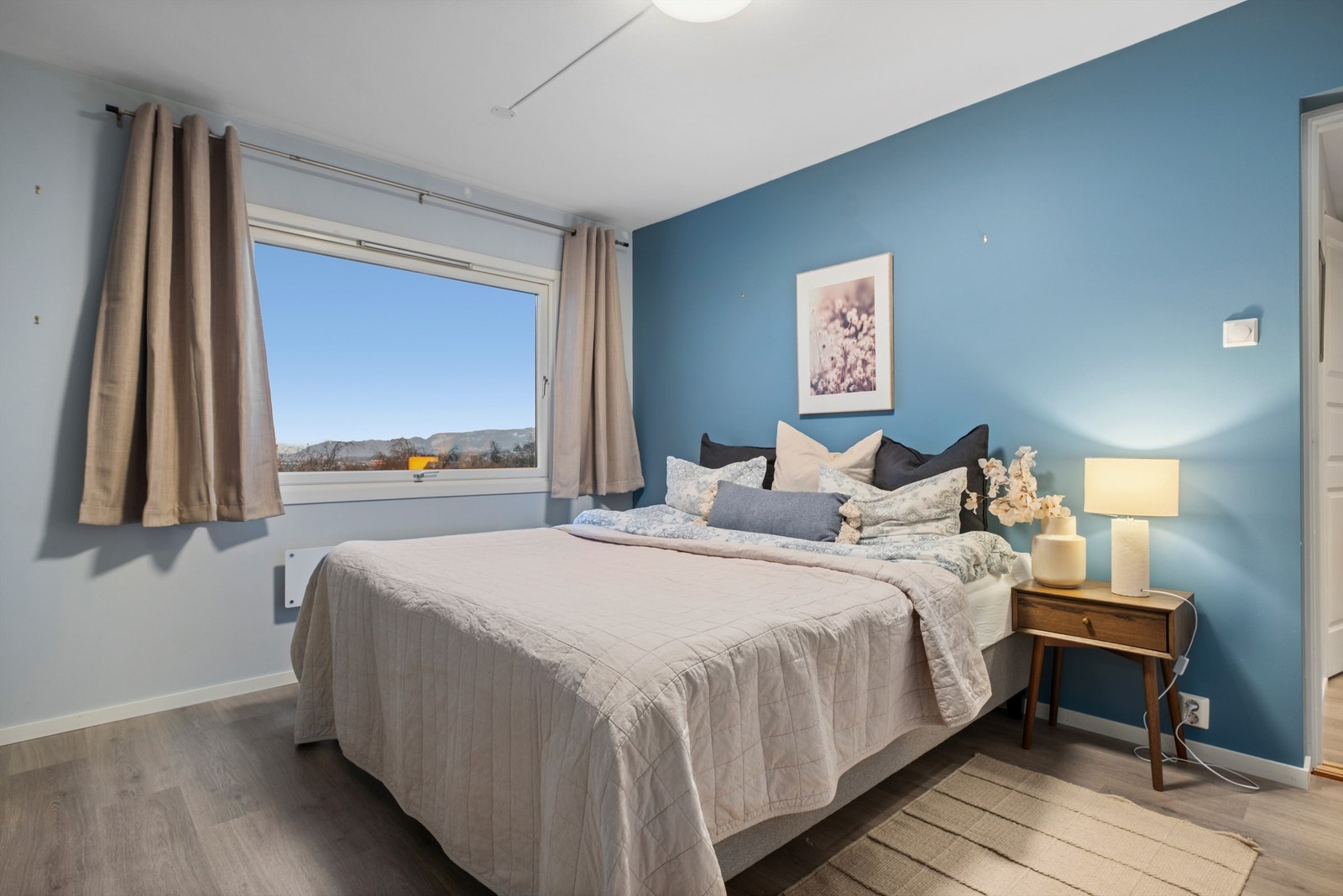 Soverom 2 er på hele 15,5 kvm og har god plass til dobbeltseng av ønsket størrelse, nattbord og garderobeskap. Galleribilde