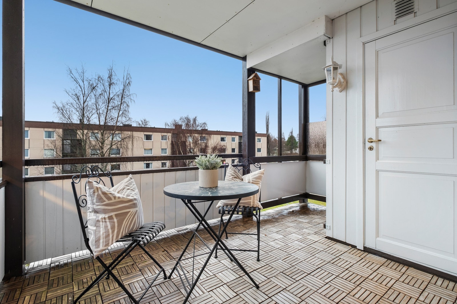 Det er etablert en praktisk utebod på 1 kvm med gode oppbevaringsmuligheter på verandaen. Selger opplyser om solgang fra ca. kl. 12:00 til 19:00 på sommerstid. Galleribilde