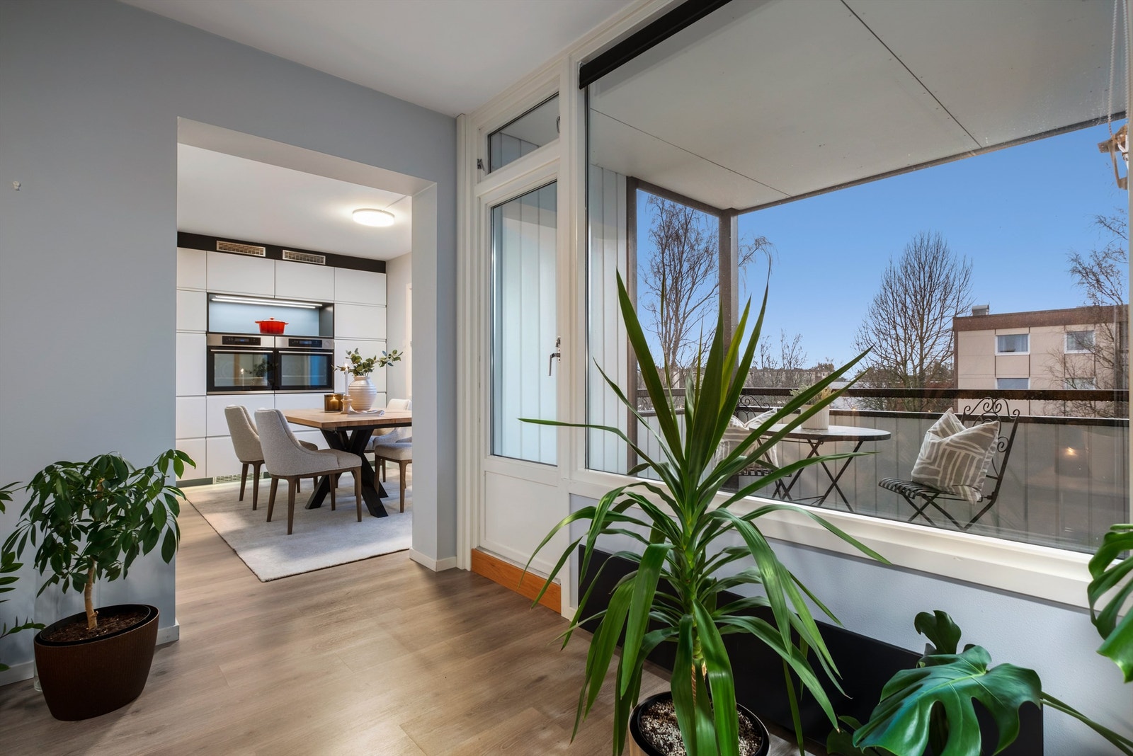 Stuen er lett å møblere med de flere sonene i rommet. Galleribilde