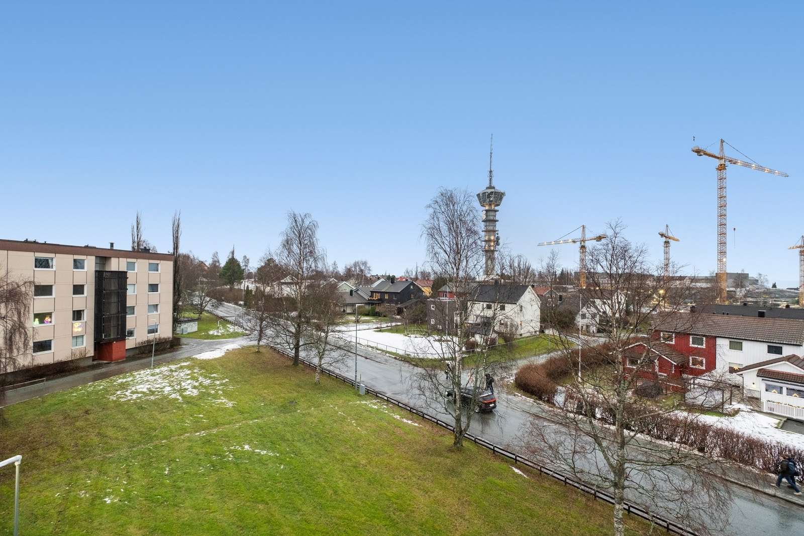 Ved Egon Tårnet kan man nyte middagen 74 meter over bakken, og ved gatekjøkkenet Bugatti kan man bestille gatekjøkkenmat dersom det frister mer. Valentinlyst Senter er også like i nærheten med bakeri, detaljhandel, vinmonopol med mer. Galleribilde