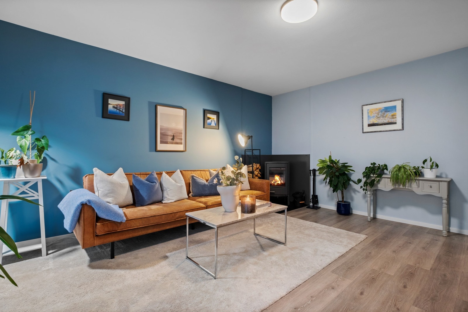 Boligen er oppvarmet med peisovn i stuen og elektrisitet. Galleribilde