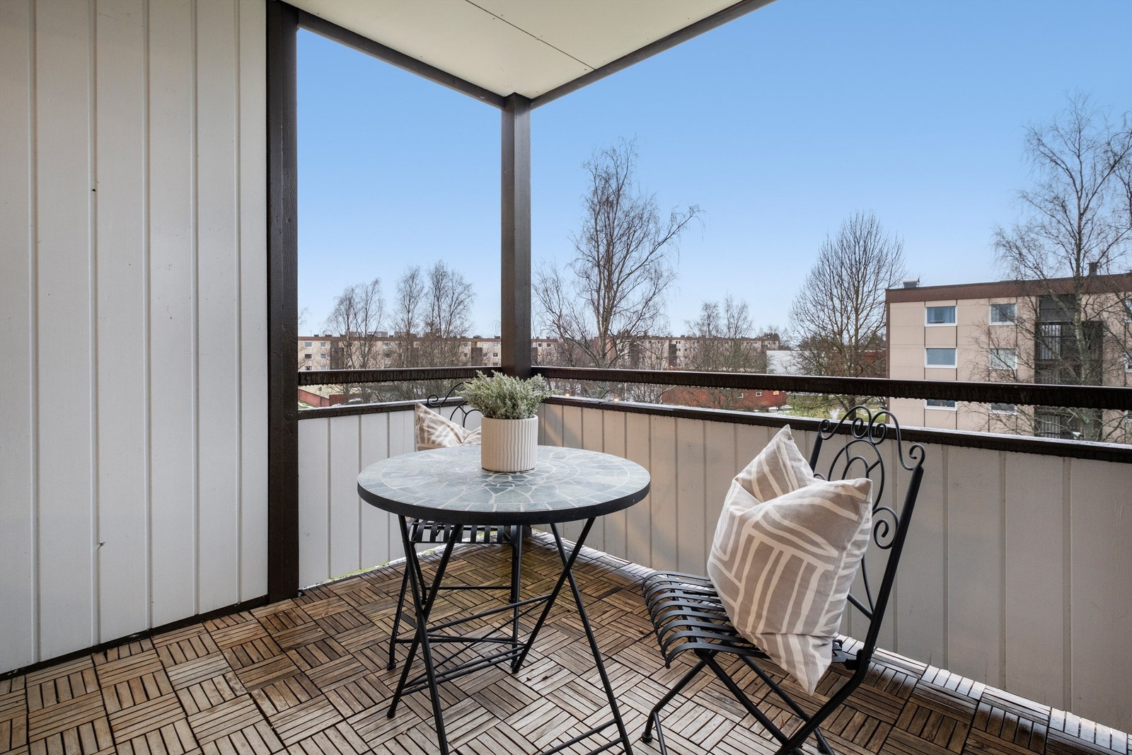 Området er rolig og fredelig, omkranset med pent opparbeidede grøntareal, lekeplasser og internveier, skjermet for gjennomkjøring og trafikkstøy. Her bor du med kort vei til en rekke servicetilbud, gode kollektivmuligheter og fantastiske turområder. Galleribilde