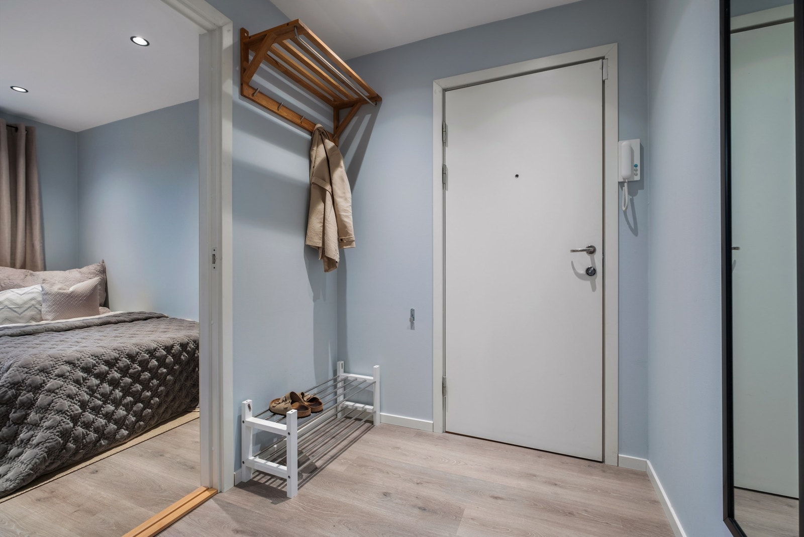 Velkommen inn! Romslig entré med god plass til oppbevaring av yttertøy og sko. I tillegg disponerer leiligheten to boder i kjelleren på til sammen 8 kvm med ytterligere lagringsmuligheter. Galleribilde