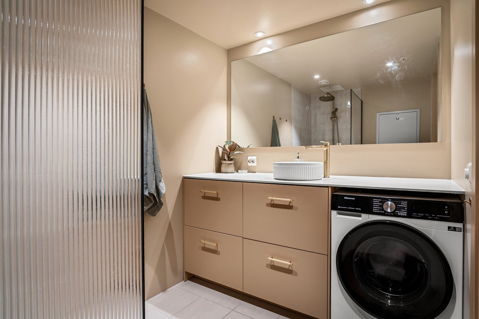 Leiligheten har romslig bad som ble overflateoppusset i 2025. Galleribilde