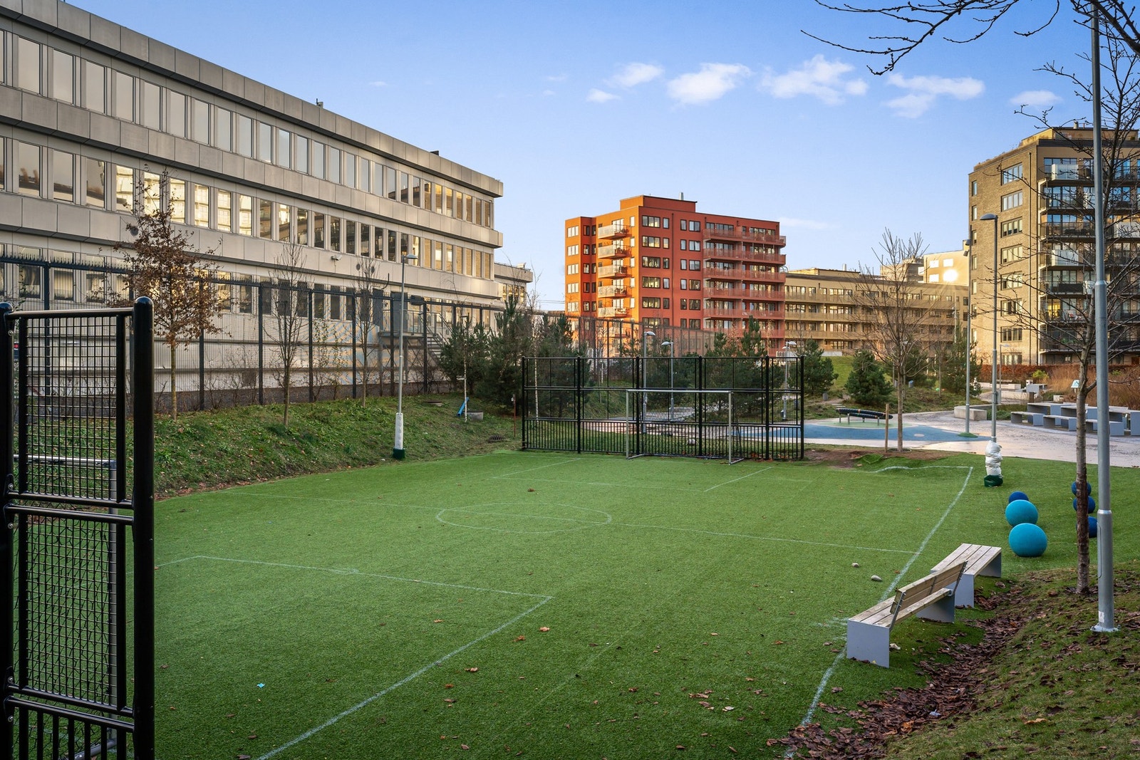 Fellesarealene i Ulven Park består av et grønt og frodig gårdsrom med flere soner for både store og små bestående av kunstgressbane, diverse lekeapparater, pergola og sittegrupper på bakkenivå Galleribilde