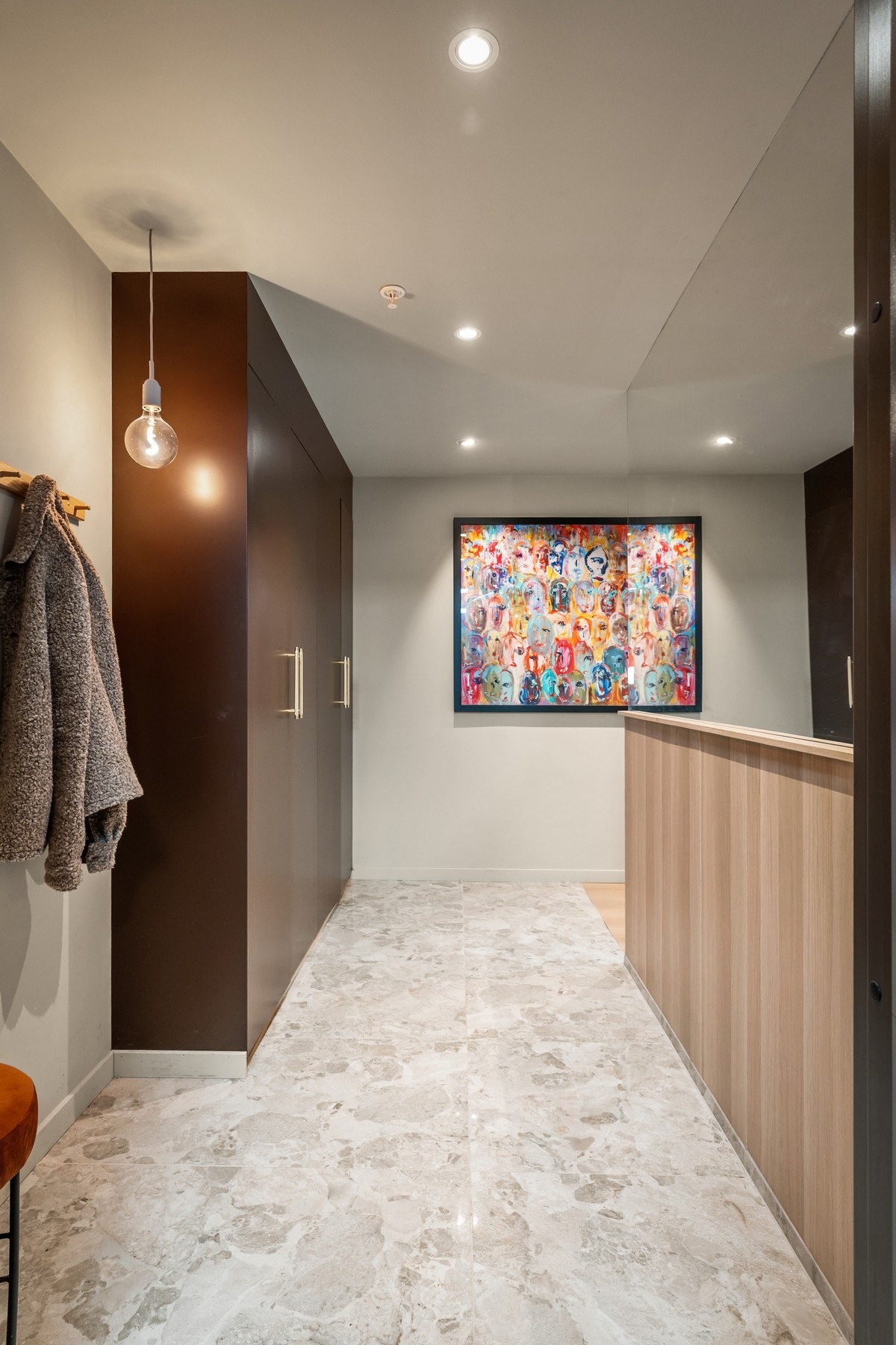 Velkommen inn! Pen flislagt entré med lekre detaljer. Galleribilde