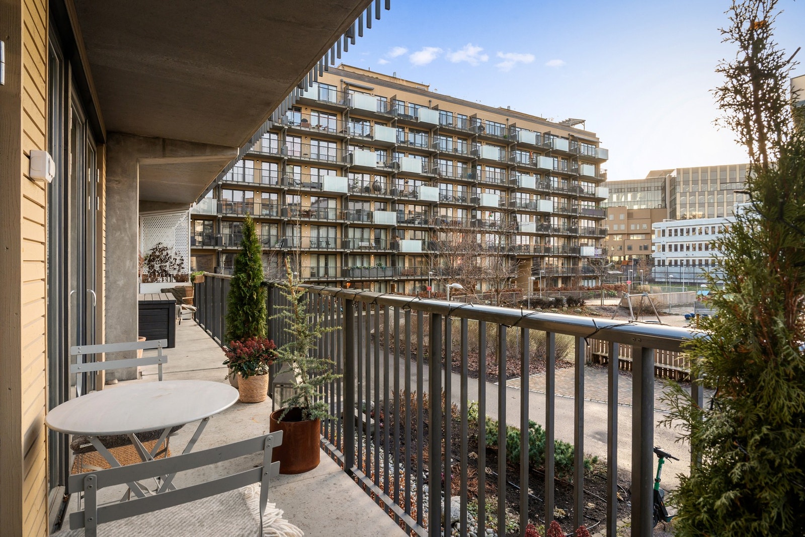 Balkongen vender sydvest og har gode solforhold. Galleribilde