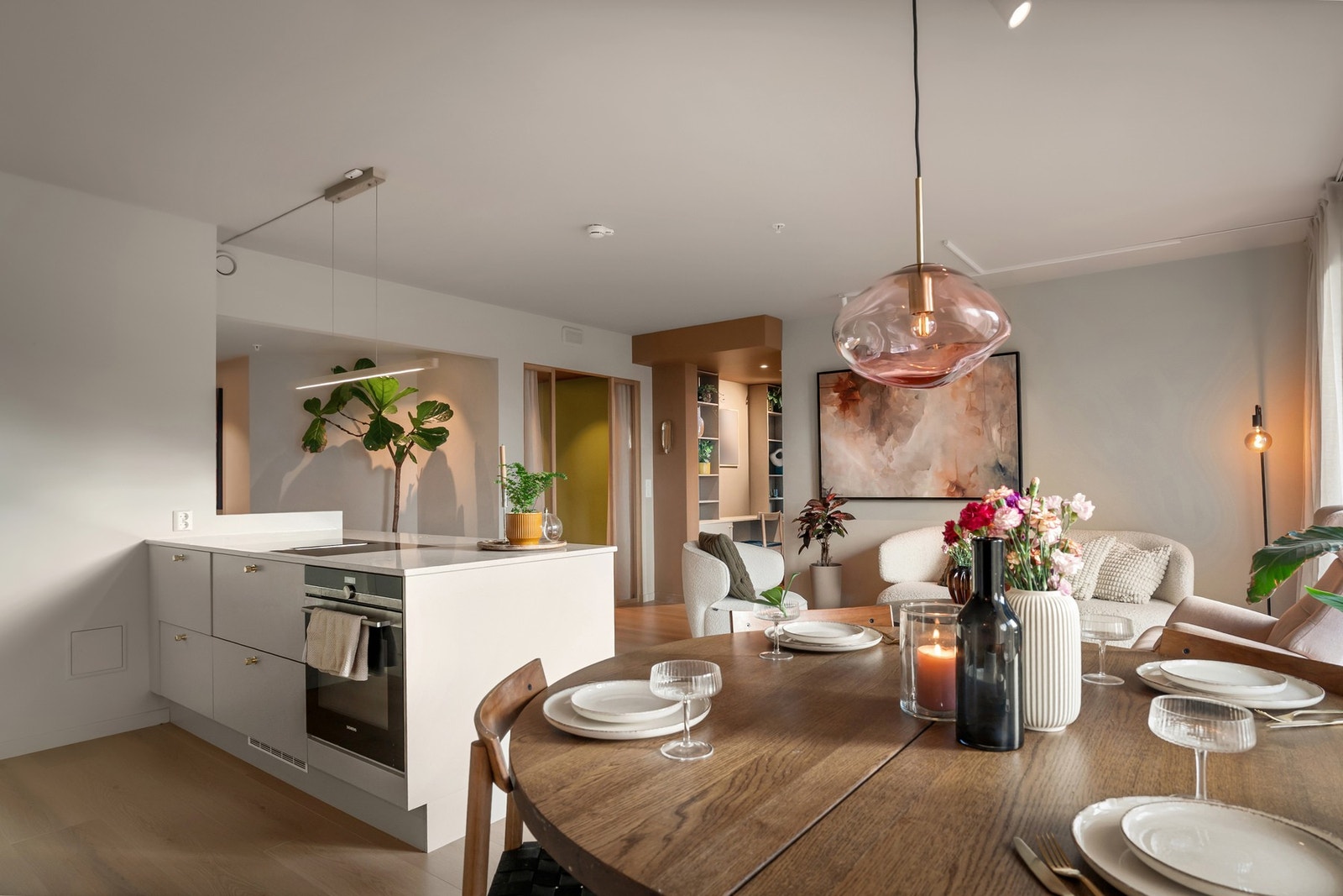 Leiligheten er malt i tidsriktige farger. Galleribilde