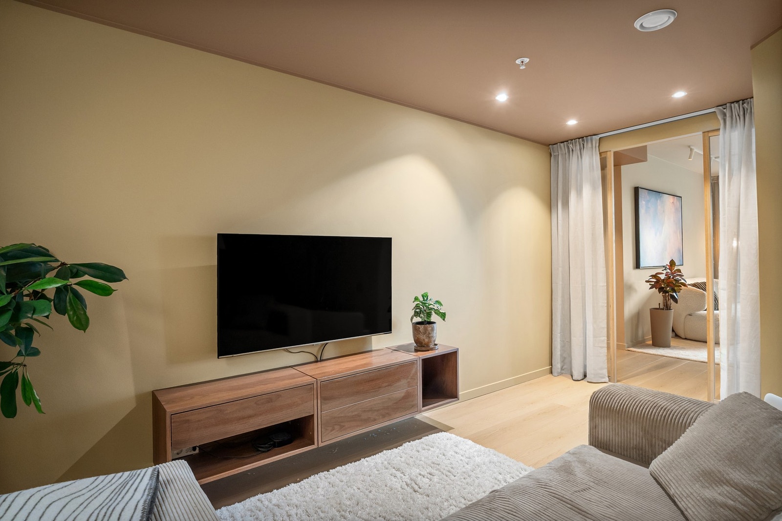 Her har man god plass til stor sofa og tv-løsning. Galleribilde