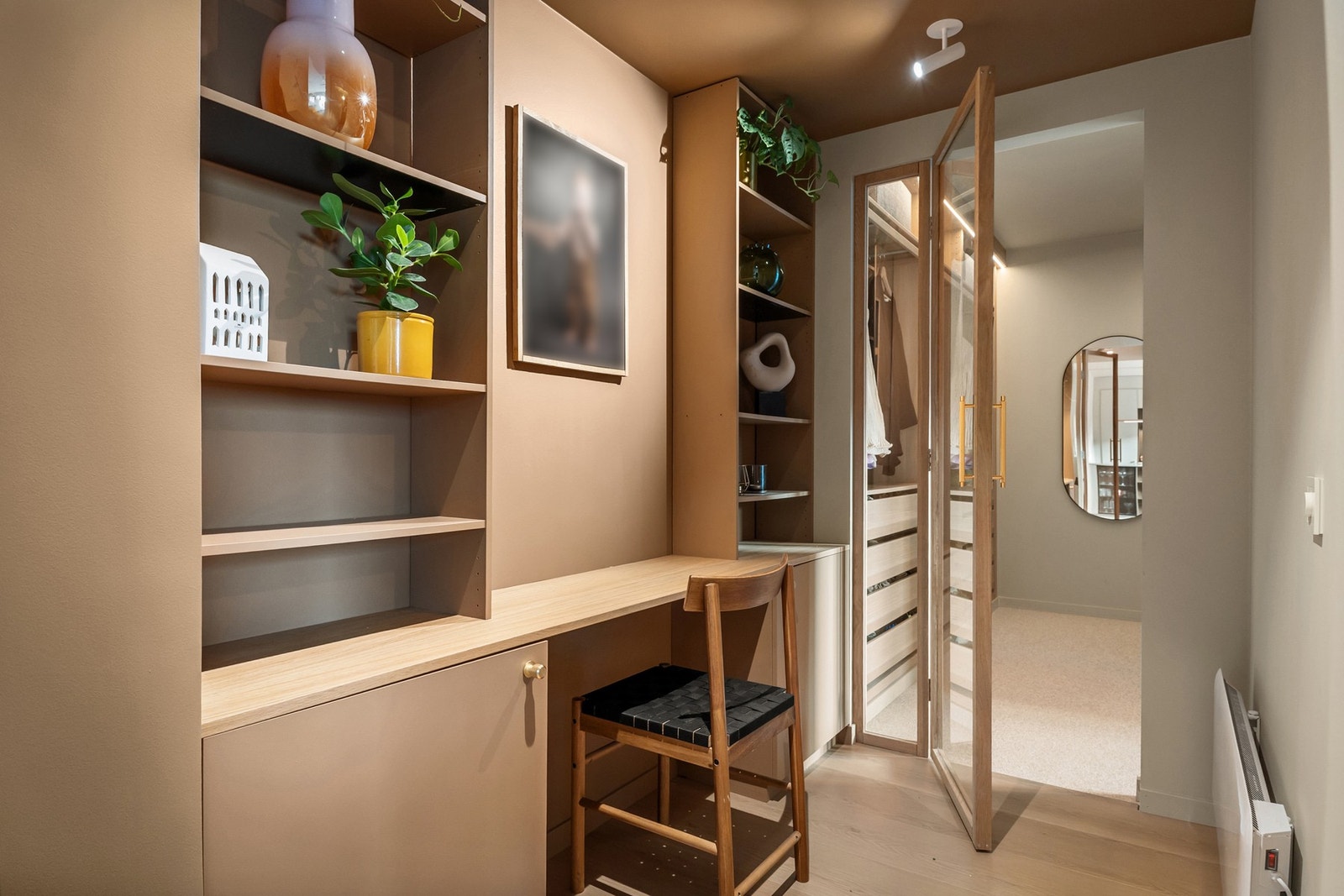 På vei inn til soveromsavdelingen finner man et plassbygd hjemmekontor. Her er det i tillegg godt med oppbevaringsmuligheter. Galleribilde