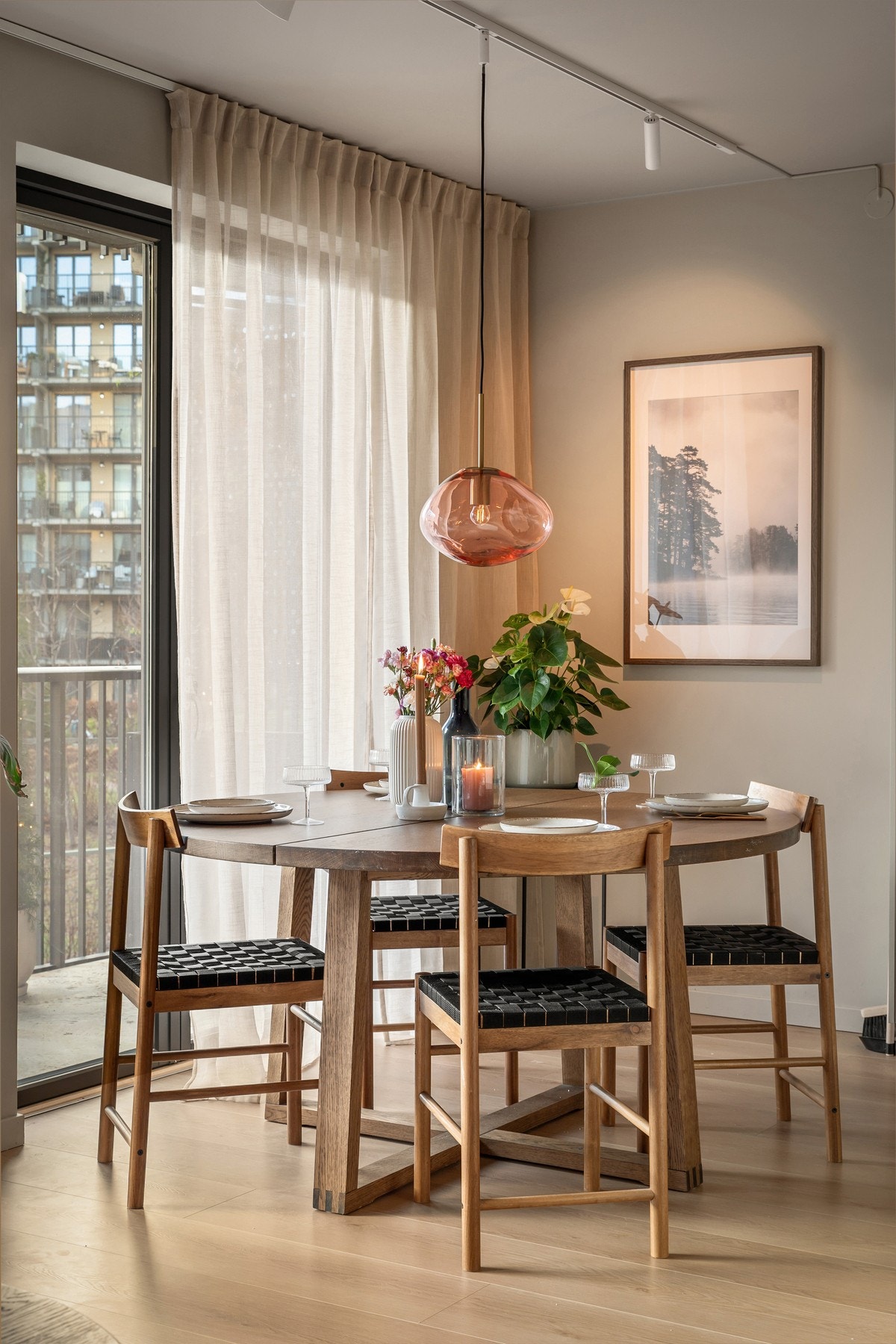 I forlengelsen av kjøkkenet har man god plass til spisebord. Galleribilde