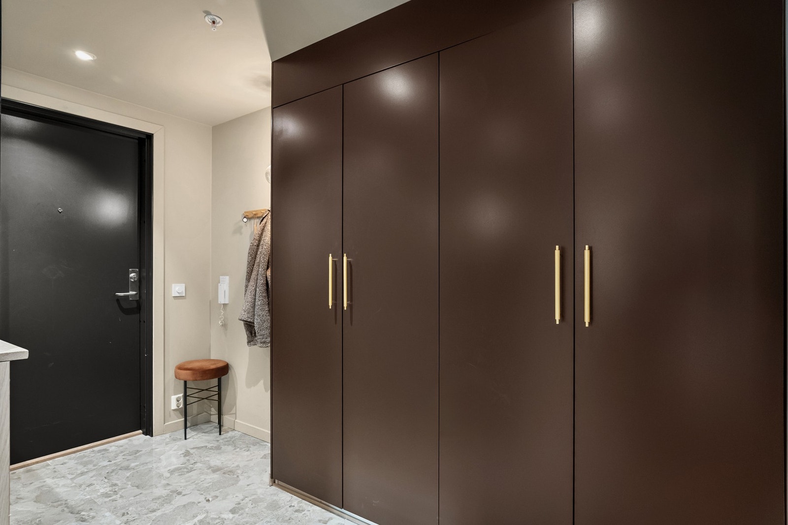 Her er det god plass for lagring av sko og tøy i egen nisje samt stort garderobeskap. Galleribilde