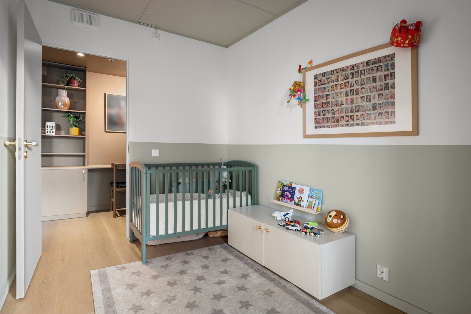 Soverom 2 er av god størrelse og fungerer fint som gjesterom, barnerom eller kontor. Galleribilde