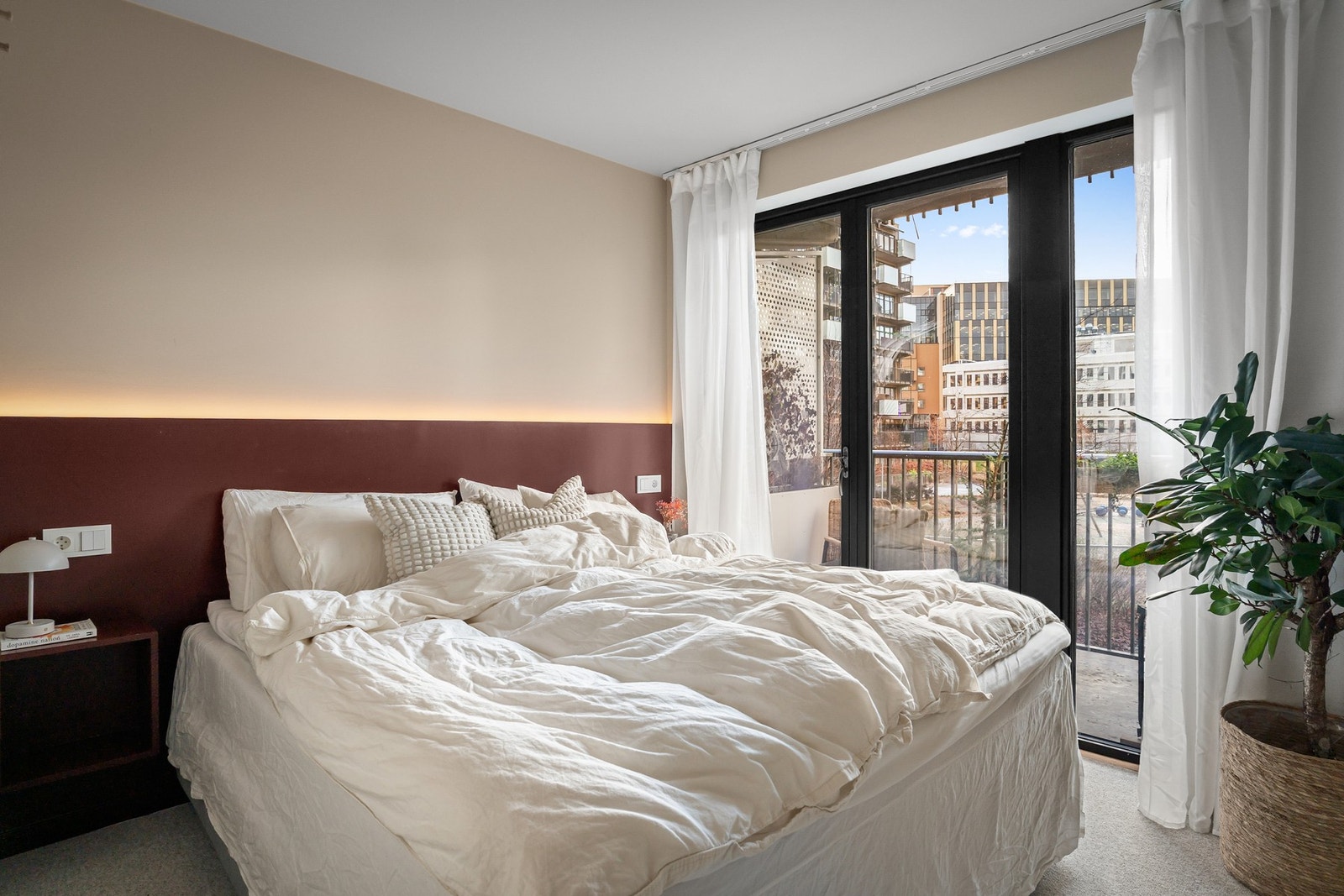 Delikat soverom med god plass til dobbelseng og nattbord. Her det også utgang til balkong. Galleribilde