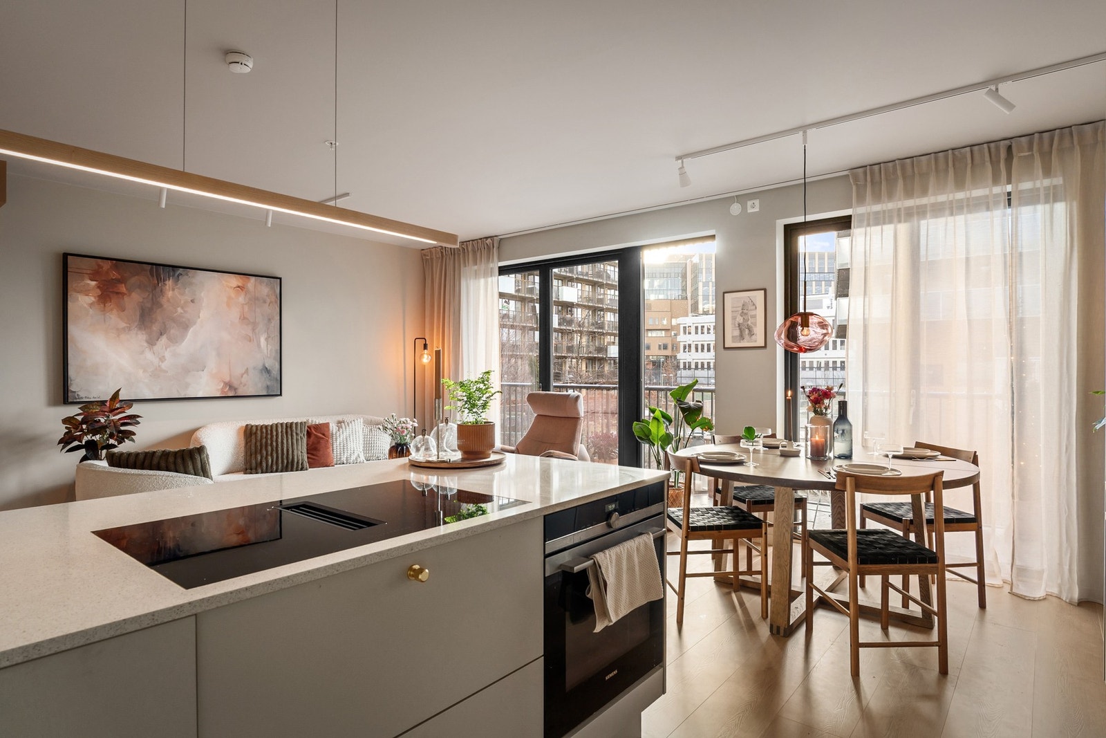 Kjøkkenøyen fungerer fint som en romdeler og er perfekt for sosiale sammenkomster. Galleribilde