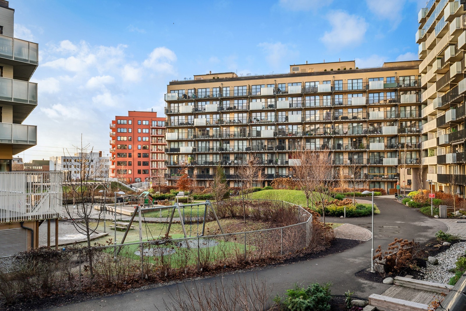 Flere servicetilbud som Kiwi, Apotek 1, cafe og sushi restaurant i umiddelbar nærhet. Galleribilde