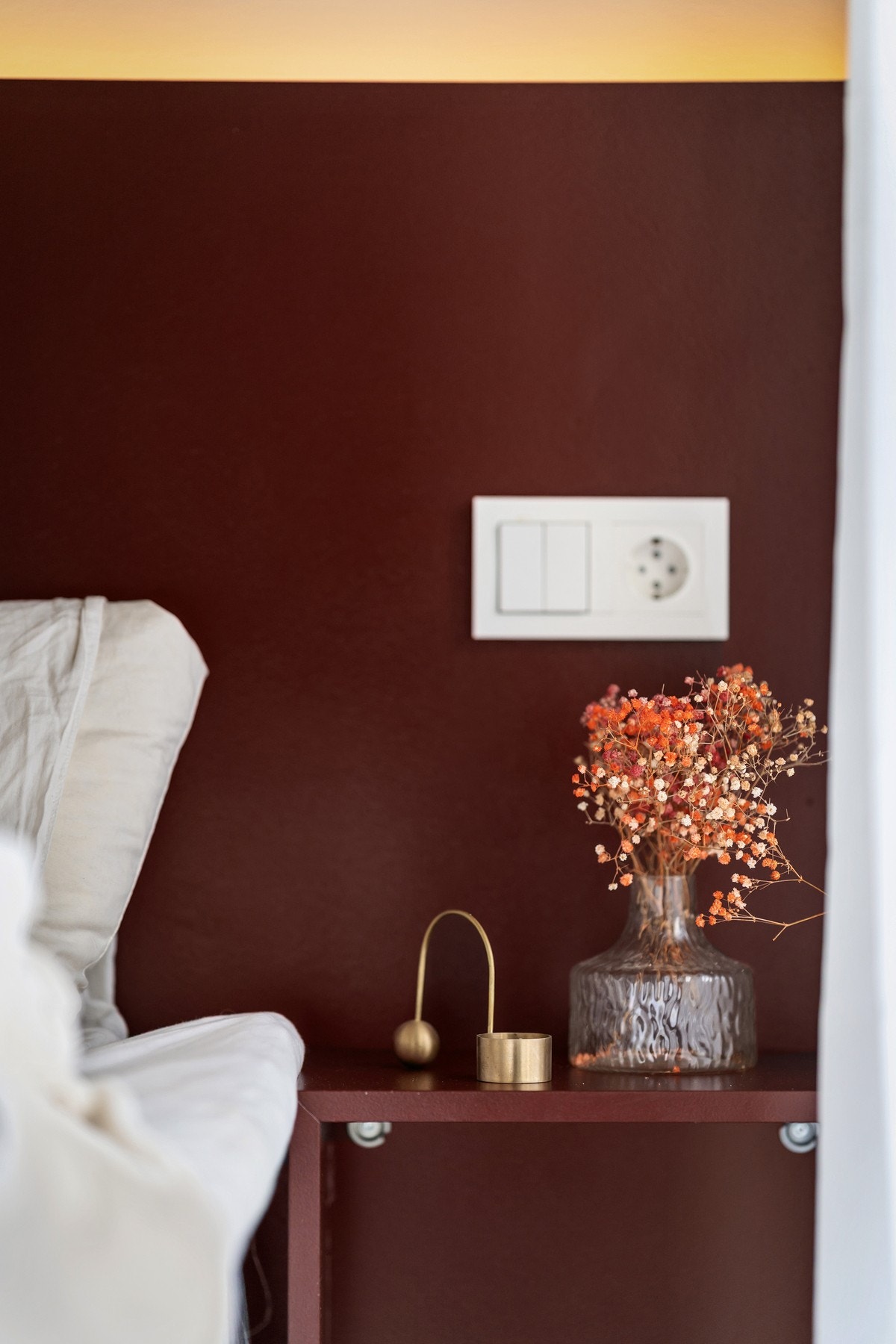 Plassbygd gavl med strømuttak og lyskilde på toppen. Galleribilde