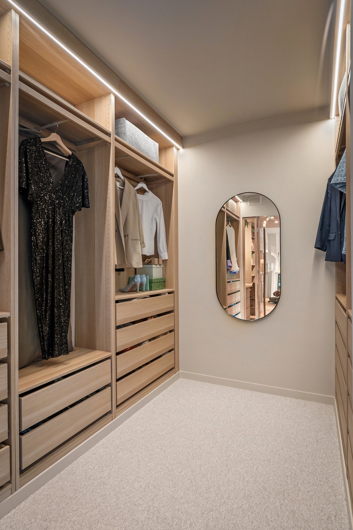 Leiligheten har et stort hovedsoverom med eget walk-n. Galleribilde