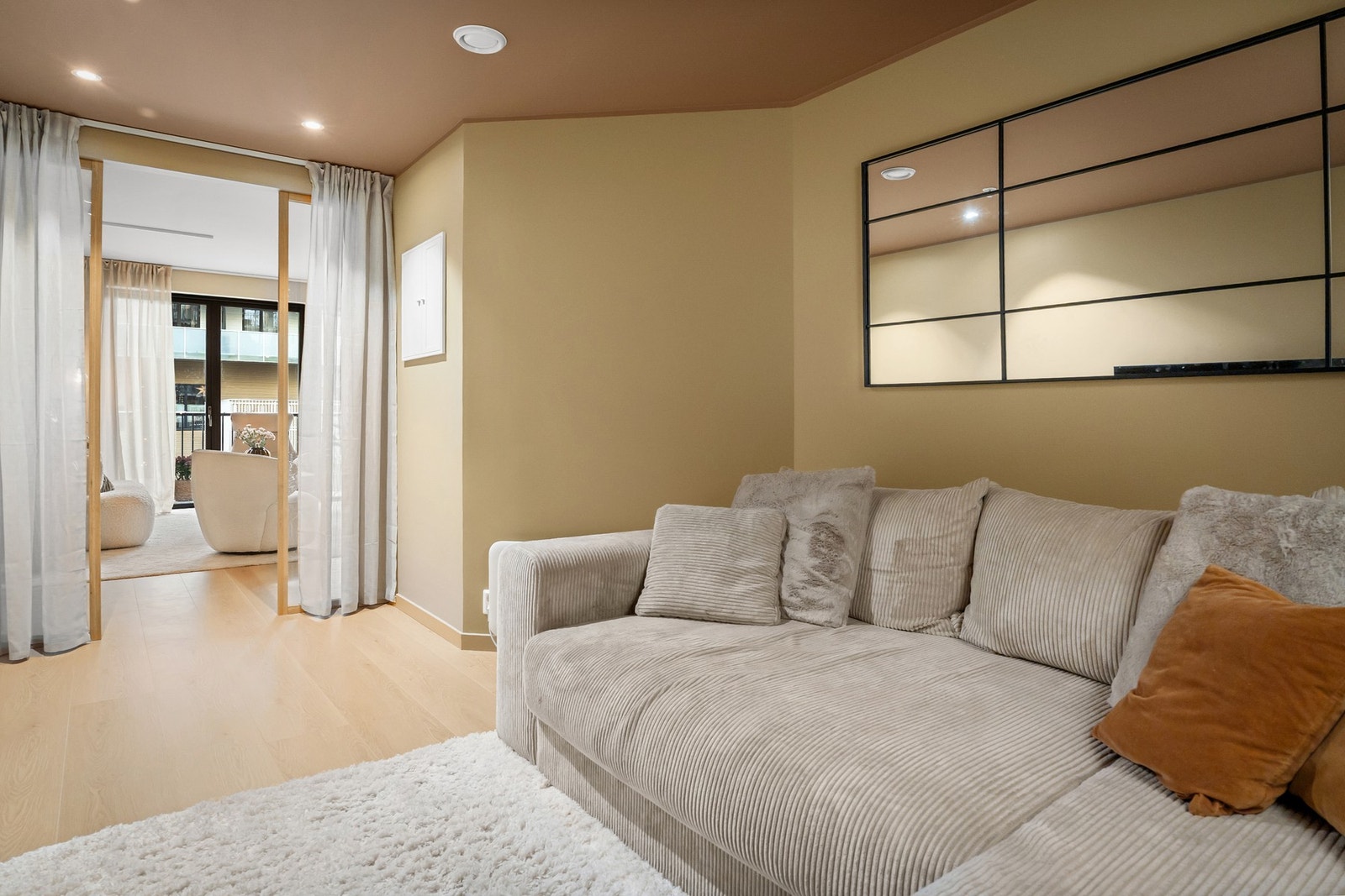 Rommet er malt i en behagelig og trendy farge. Galleribilde