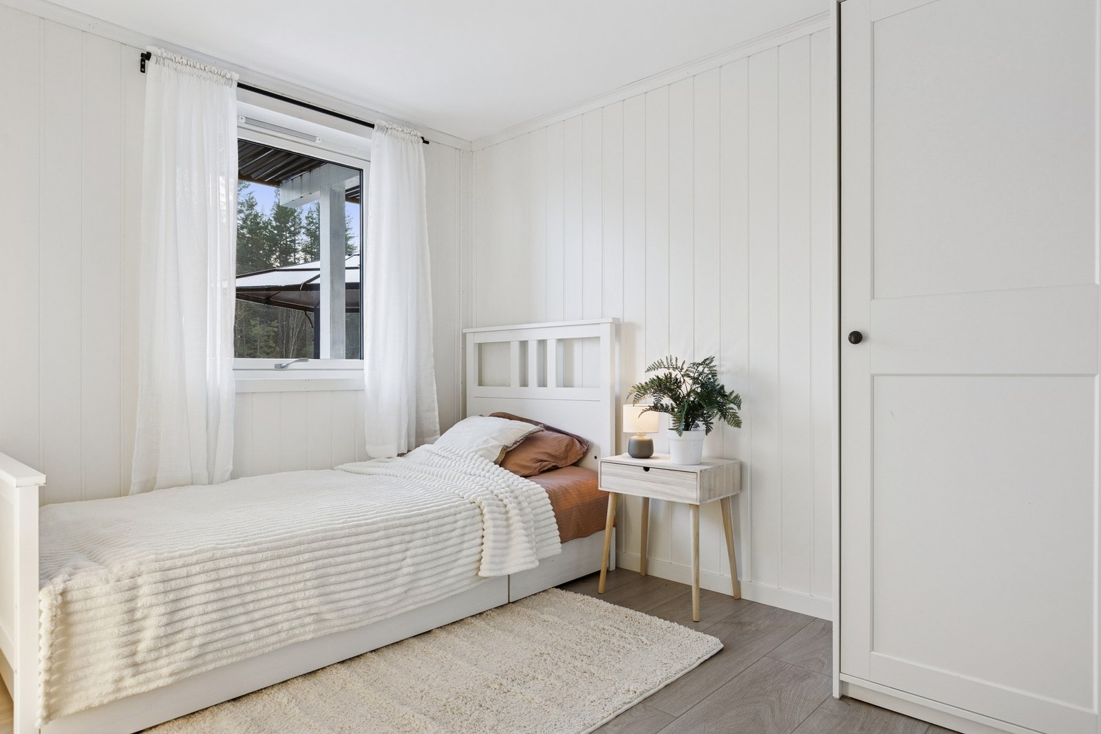 Soverommet i utleiedelen er ca. 6 kvm. Det er lagt varmekabel i gulv. Galleribilde