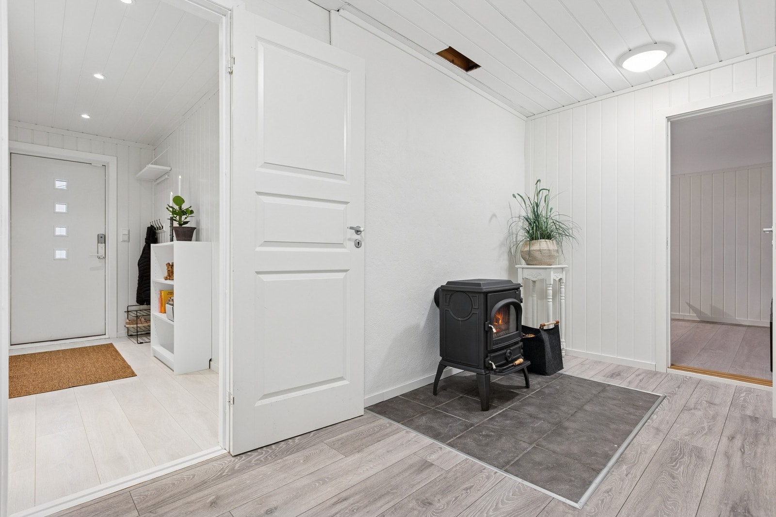 Entré og gang i sokkeletasjen. Galleribilde