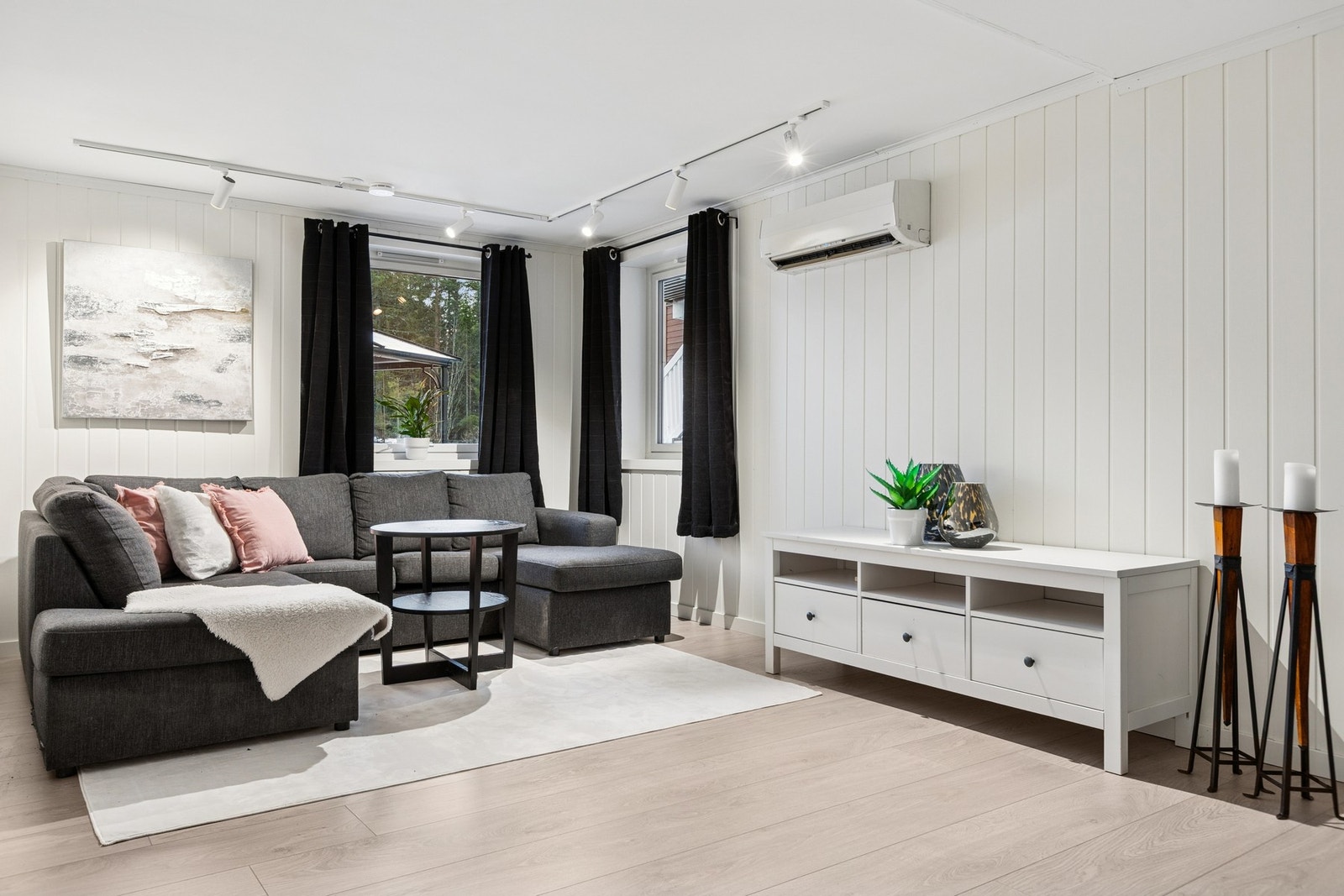 Utleieboligens stue er utstyrt med varmepumpe og vedovn, og har god plass til ønsket møblement. Lagt varmekabler i stue og soverom i kjeller Galleribilde