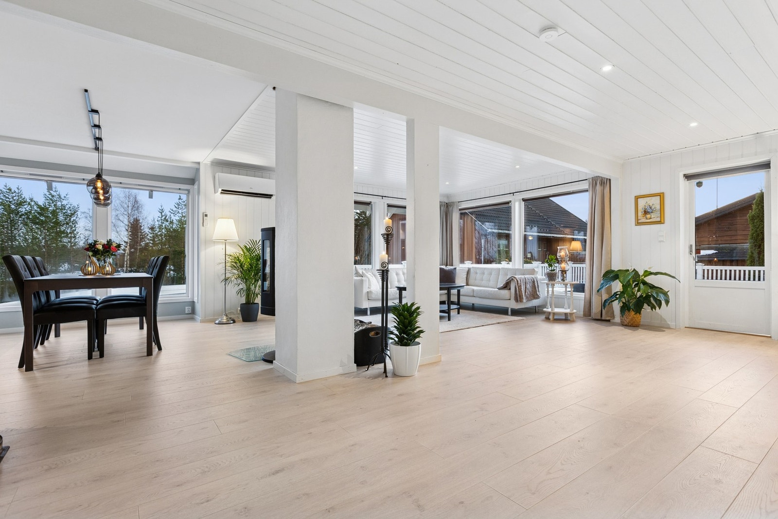 Stor, fin og lys stue. Totalt måler stue og kjøkken hele 70 kvm. Varme i gulv. Galleribilde