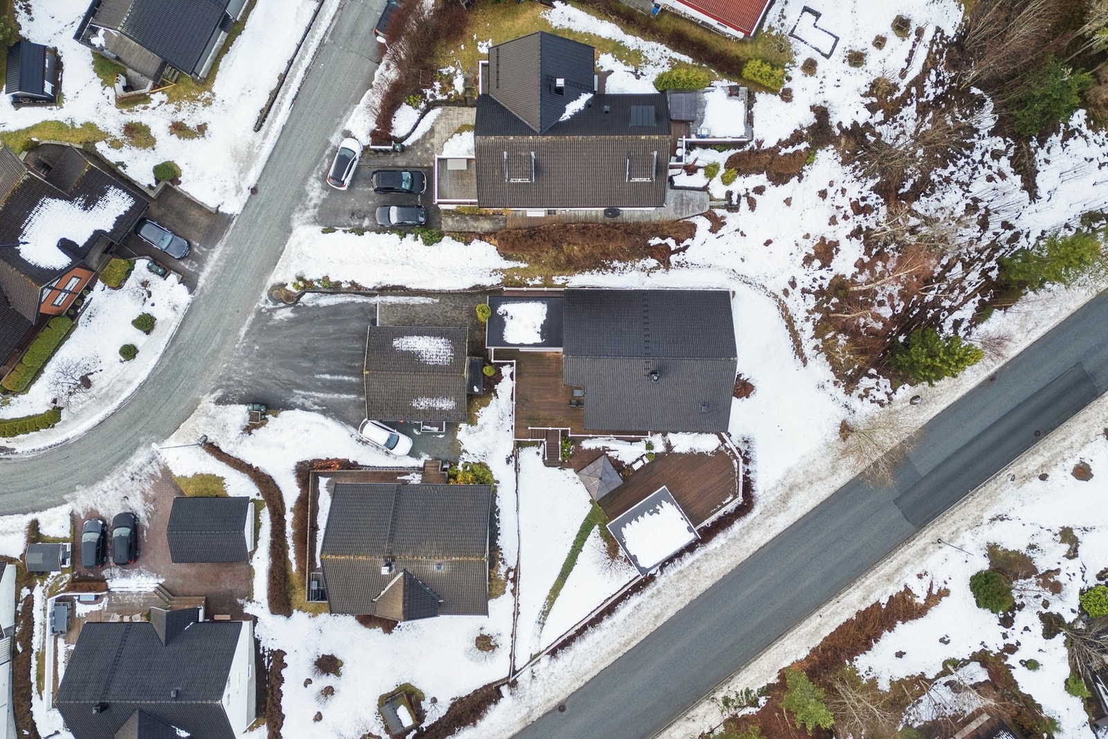 Det er knappe 200m til Flatåstoppen bussholdeplass. Flatåsen skole (1-10 kl.) er ca 12 min gange unna. Galleribilde