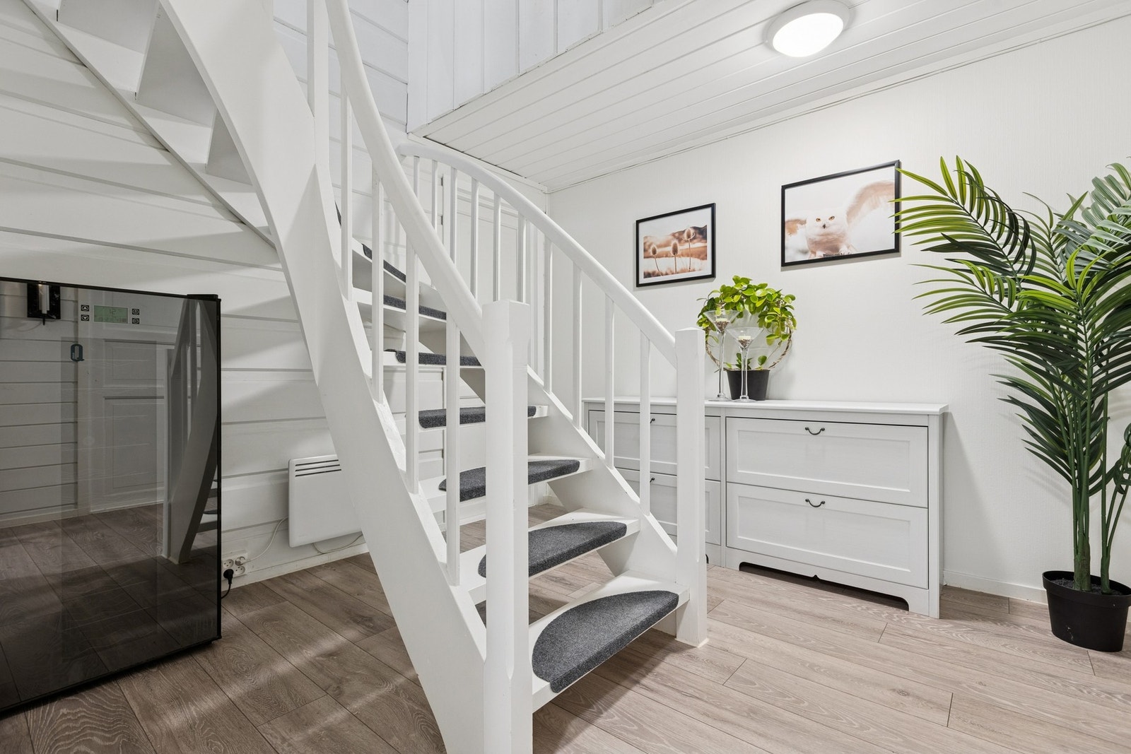 Kjelleretasjen har to store boder for oppbevaring. Det er også gjennomgang til boligens utleiedel, som gjør utleieinntektene skattefrie. Galleribilde