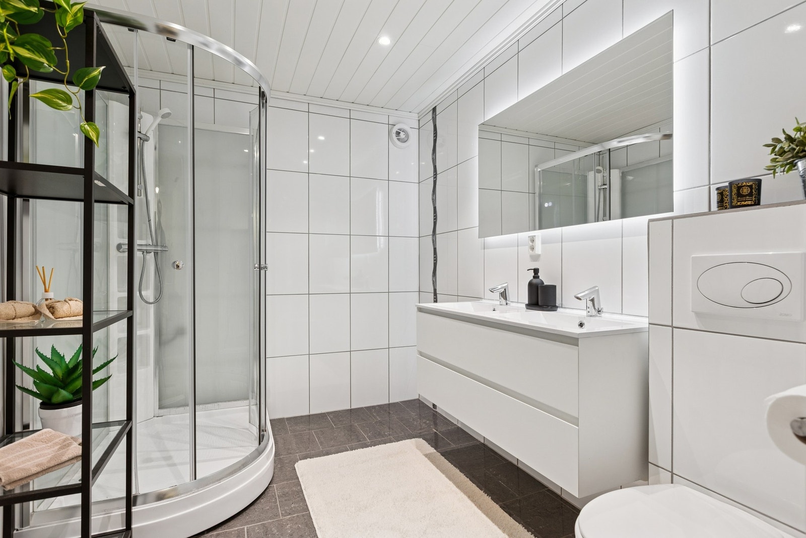 Baderommet i utleiedelen ble oppgradert i 2013 og har bla. flislagt gulv med gulvvarme, innredning med dobbel vask, vegghengt wc og dusjkabinett. Galleribilde