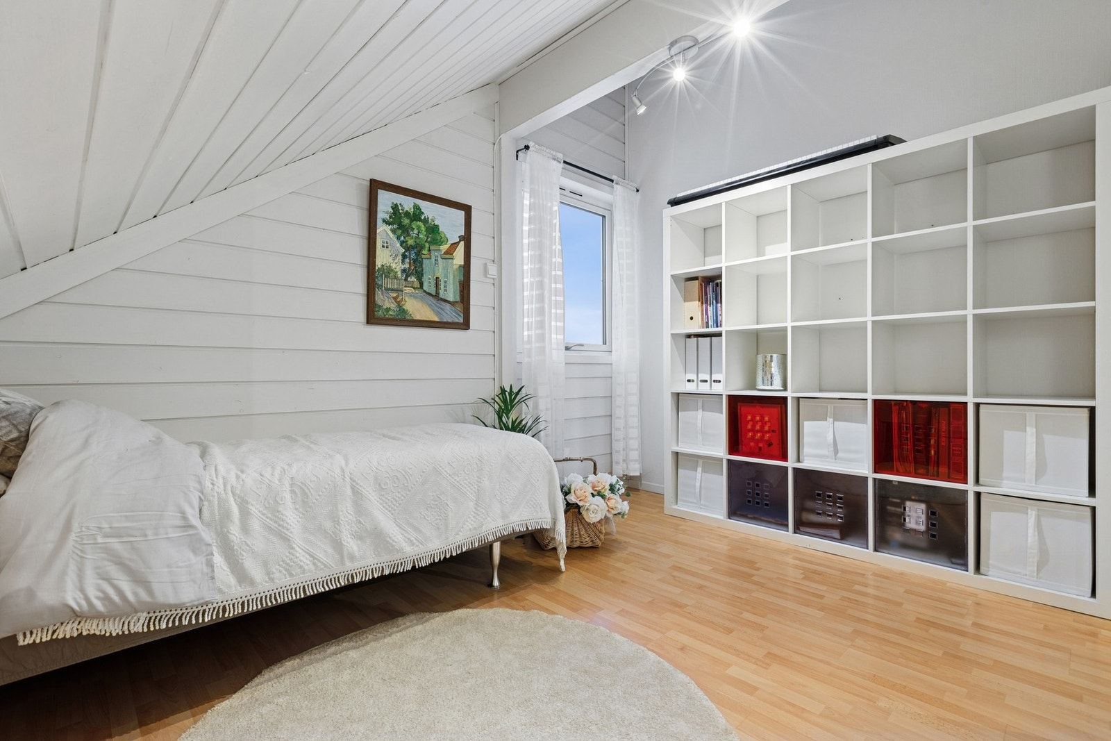 Rom som brukes som soverom, Se pkt. midlertidig brukstillatelse og ferdigattest i salgsoppgaven for mer informasjon om lovligheter. Galleribilde