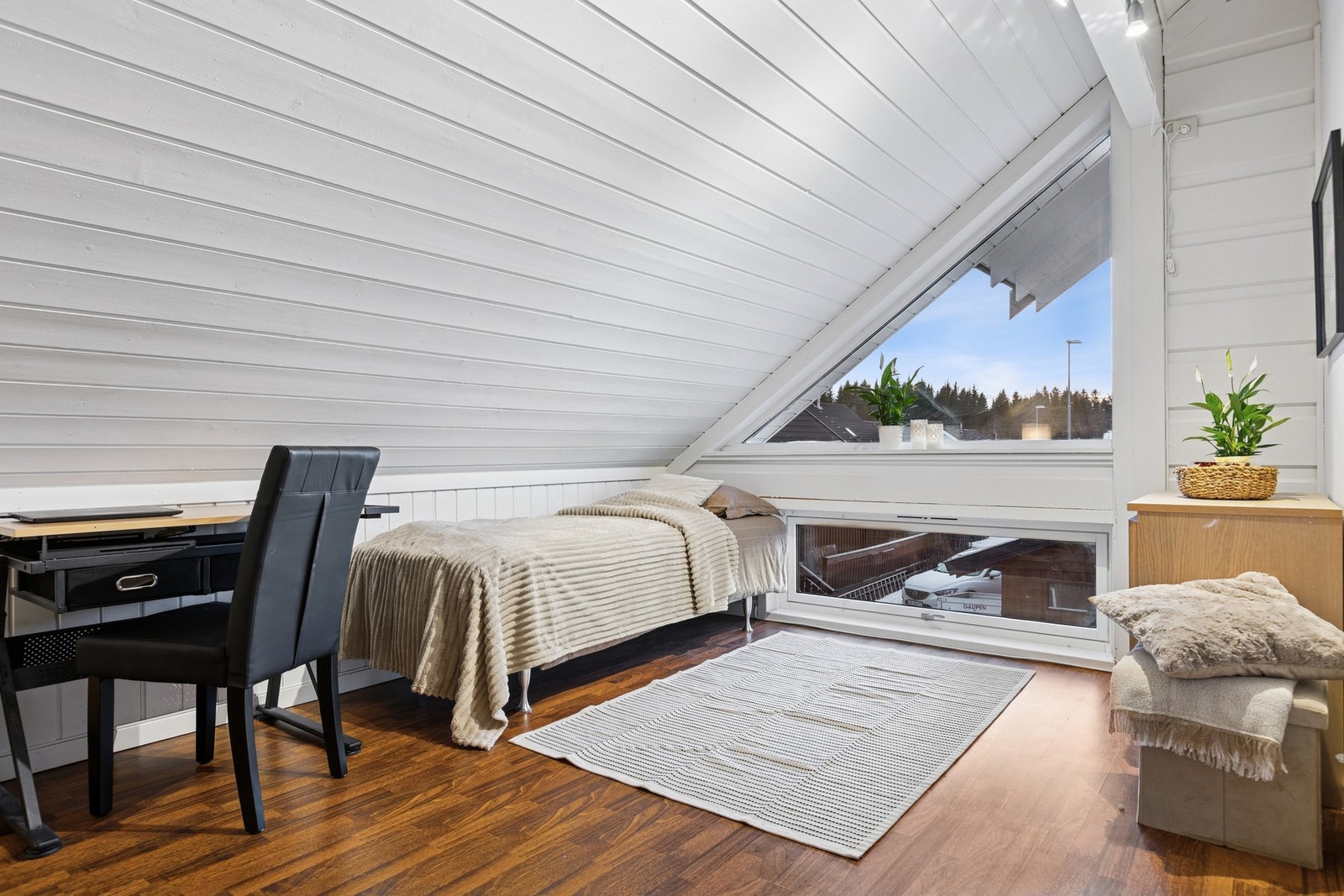 Rom som brukes som soverom. Store vinduer slipper rikelig inn med naturlig lys. Se pkt. under midlertidig brukstillatelse/ ferdigattest i salgsoppgaven. Galleribilde