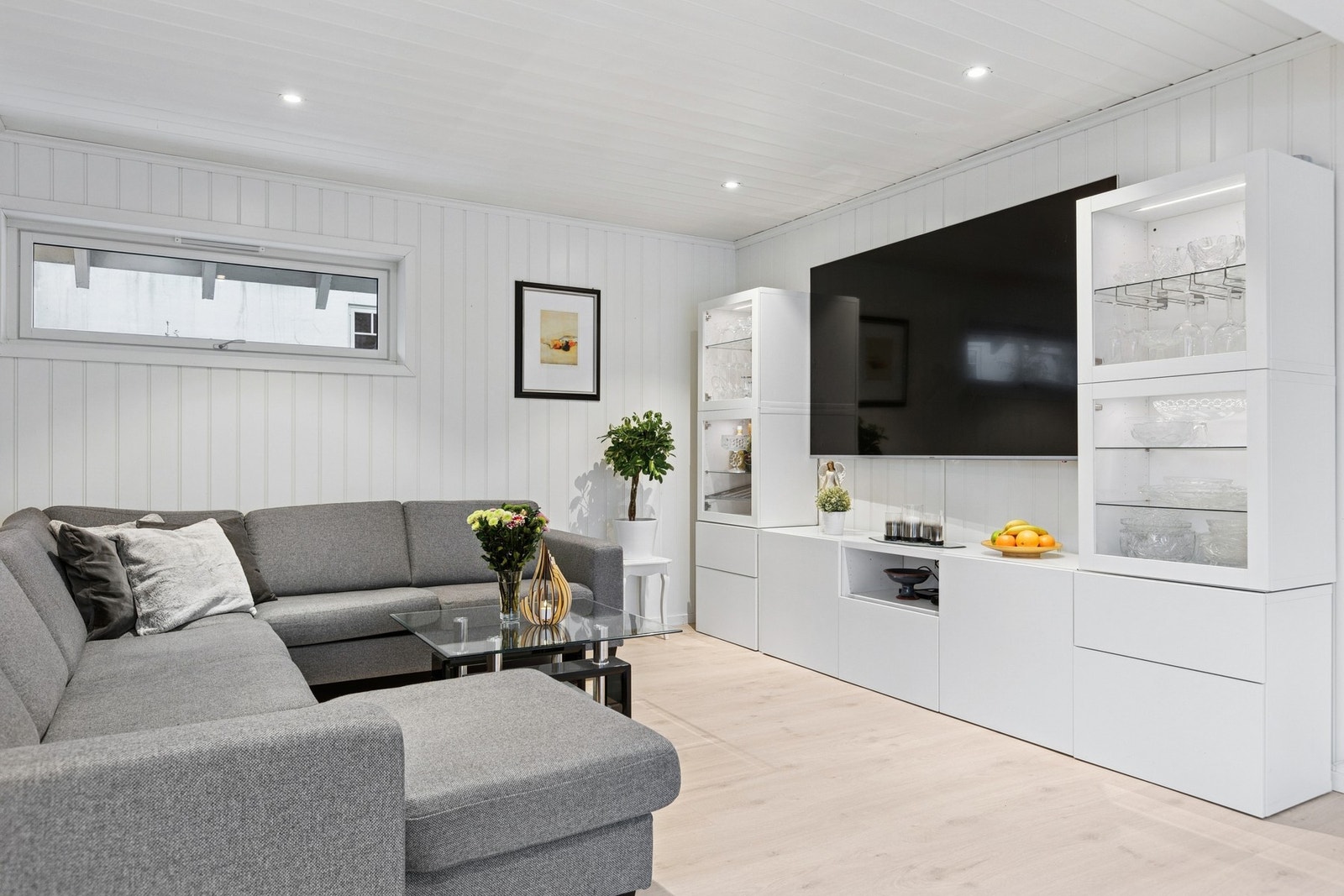 Innbydende tv- stue. Downlights i himling. Galleribilde